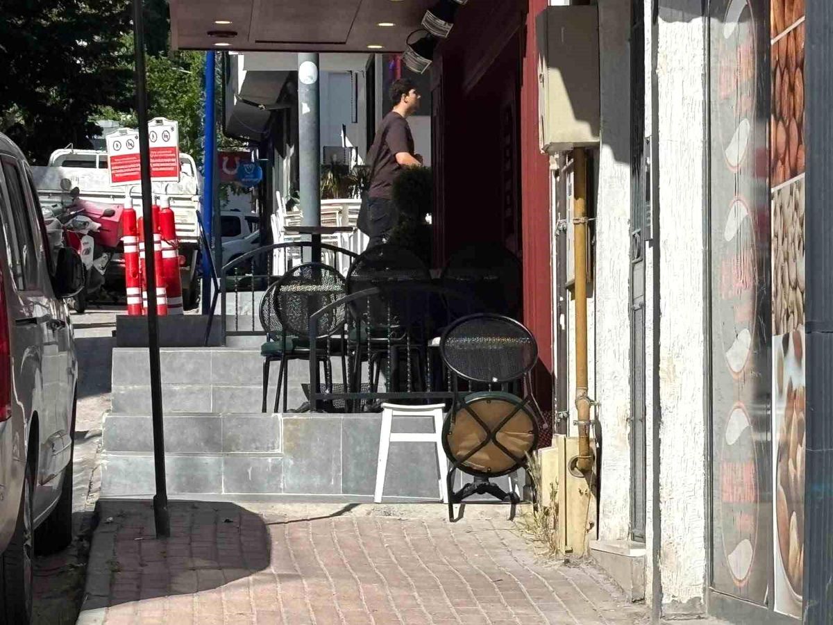 Yayalar kaldırımda yürüyememekten şikayetçi