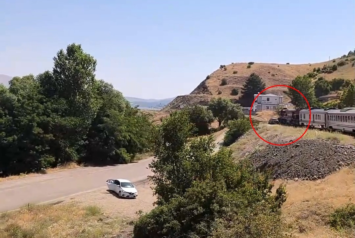 Elazığ\'da Tren Otomobile Çarptı