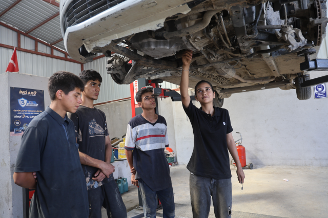 15 yaşındaki Nehir Usta çıraklarına ders veriyor