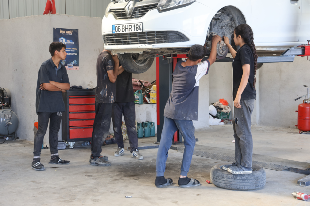 15 yaşındaki Nehir Usta çıraklarına ders veriyor