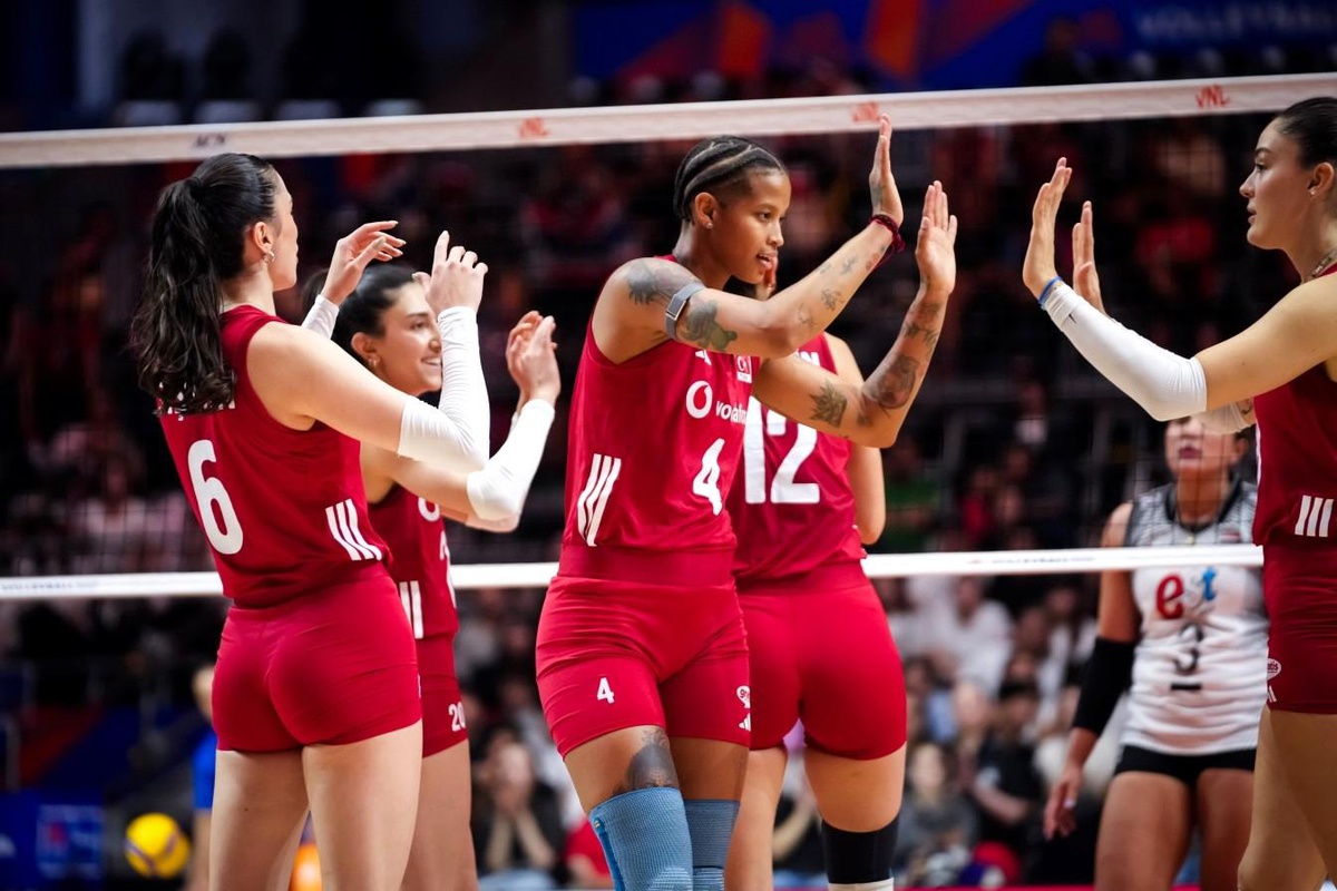 A Milli Kadın Voleybol Takımı Tayland\'ı Yendi