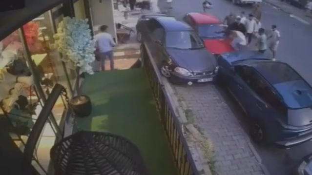 Bebek Arabasına Çarpan Otomobilin Kaza Anı Kamerada