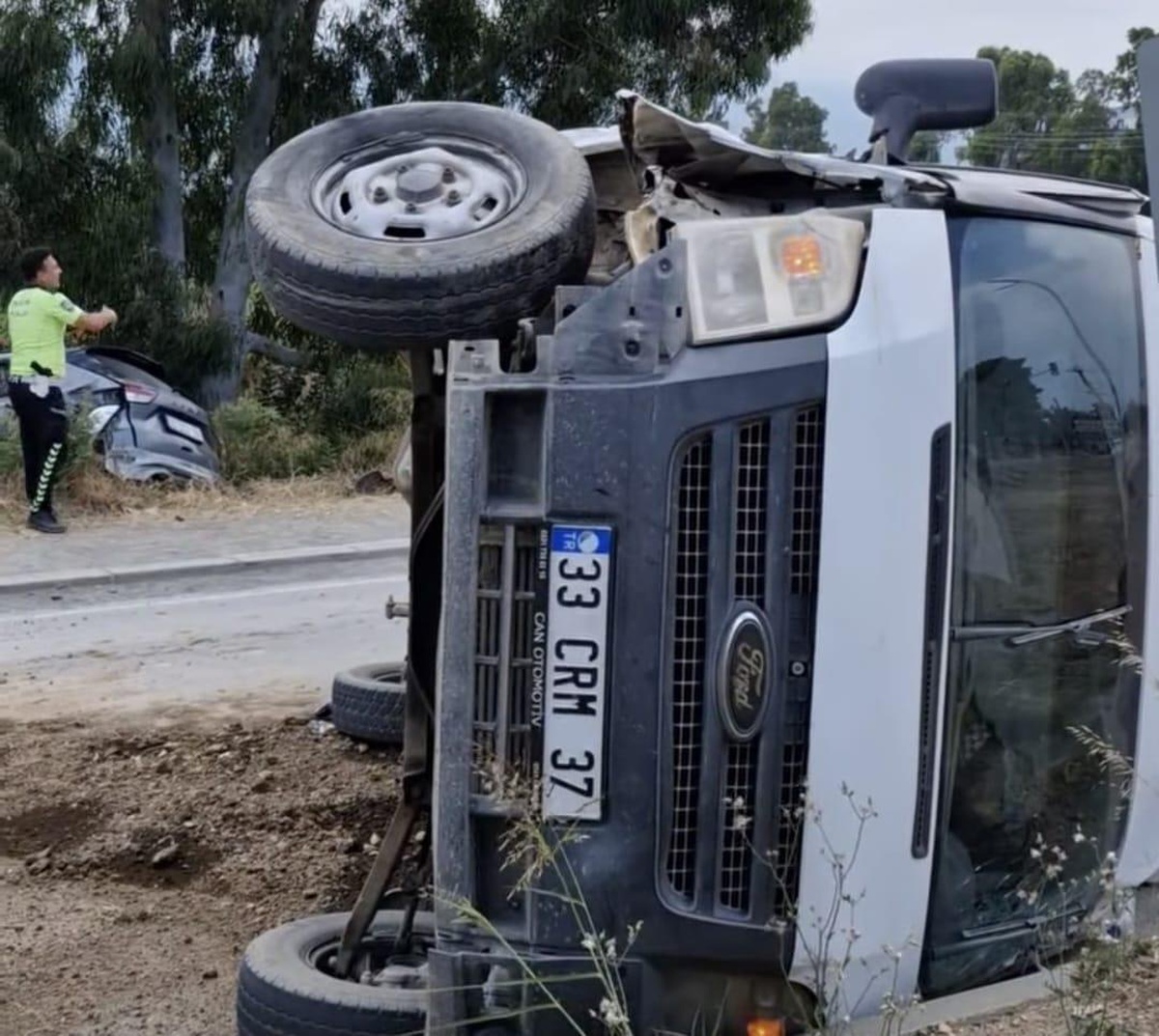 Arsuz\'da otomobil tarlaya savruldu, ticari araç takla attı