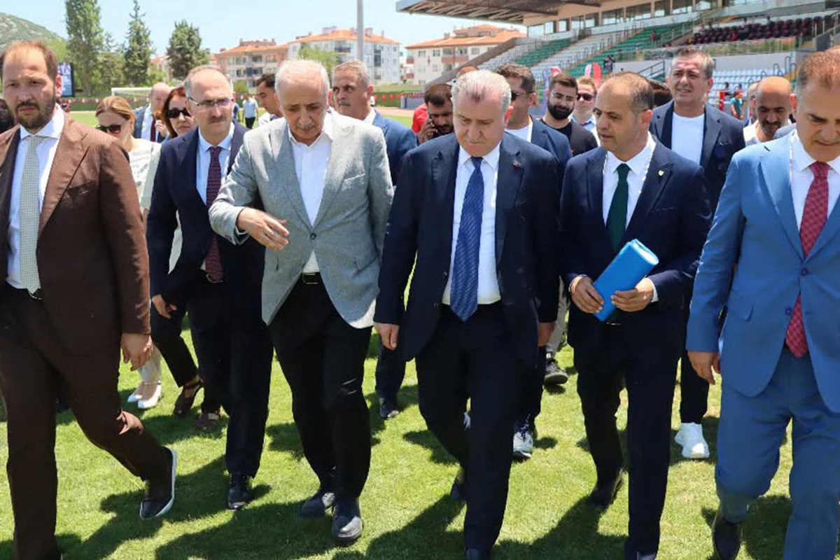 Bakan Bak\'tan stadyum müjdesi: Yeni sezona yetişecek