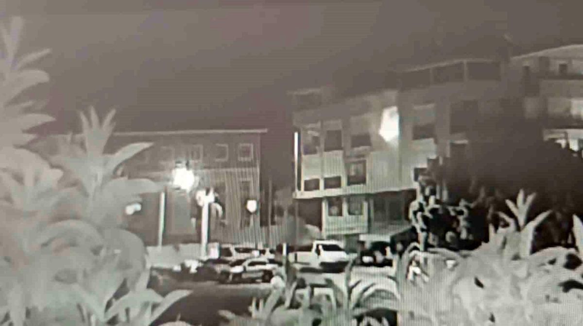 Balkonda oynayan çocuğun ateşle oyunu alt kattaki döşeme atölyesini küle çevirdi