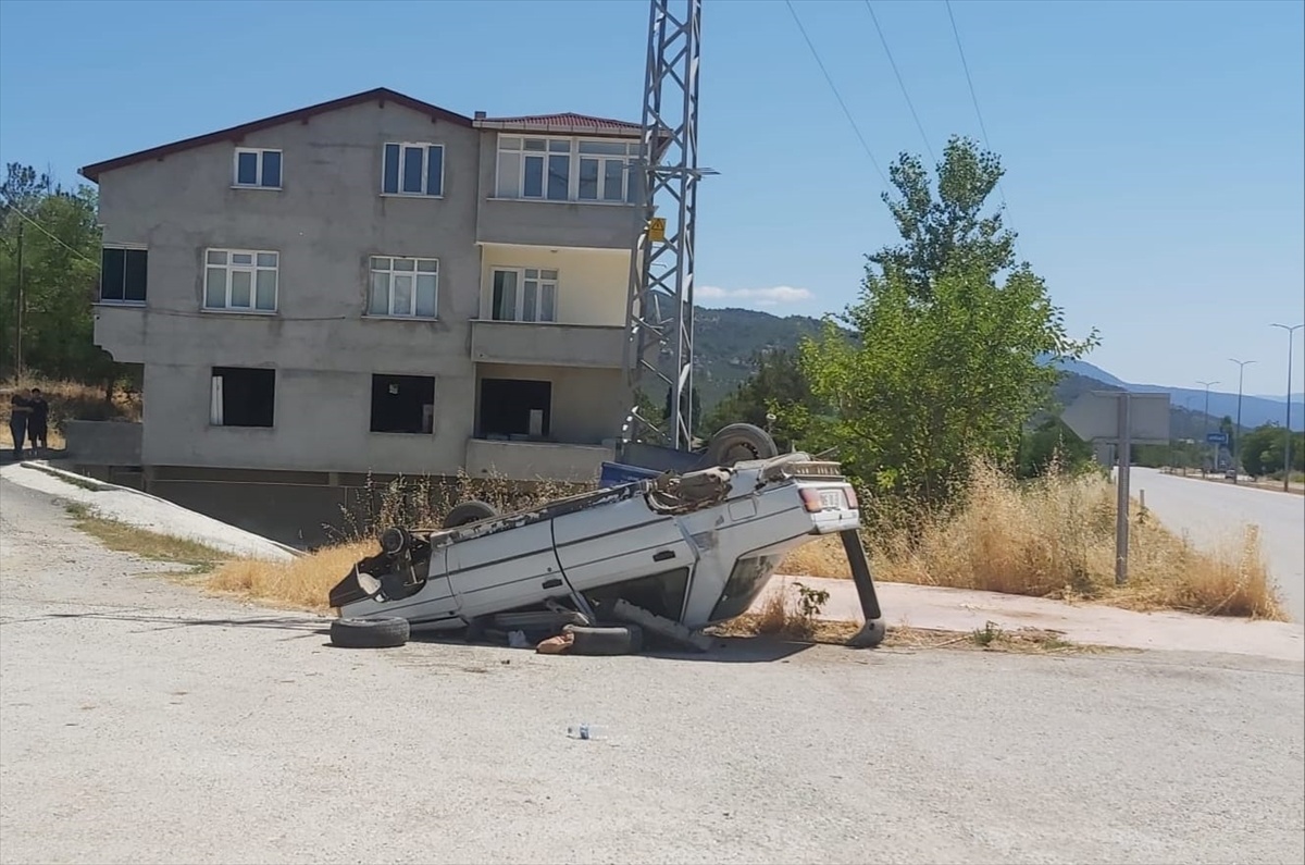Boyabat\'ta Devrilen Araçta Sürücü Yaralandı