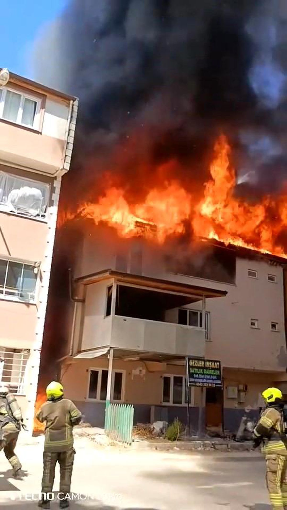 Bursa\'da 3 katlı binanın çatısı alevlere teslim oldu
