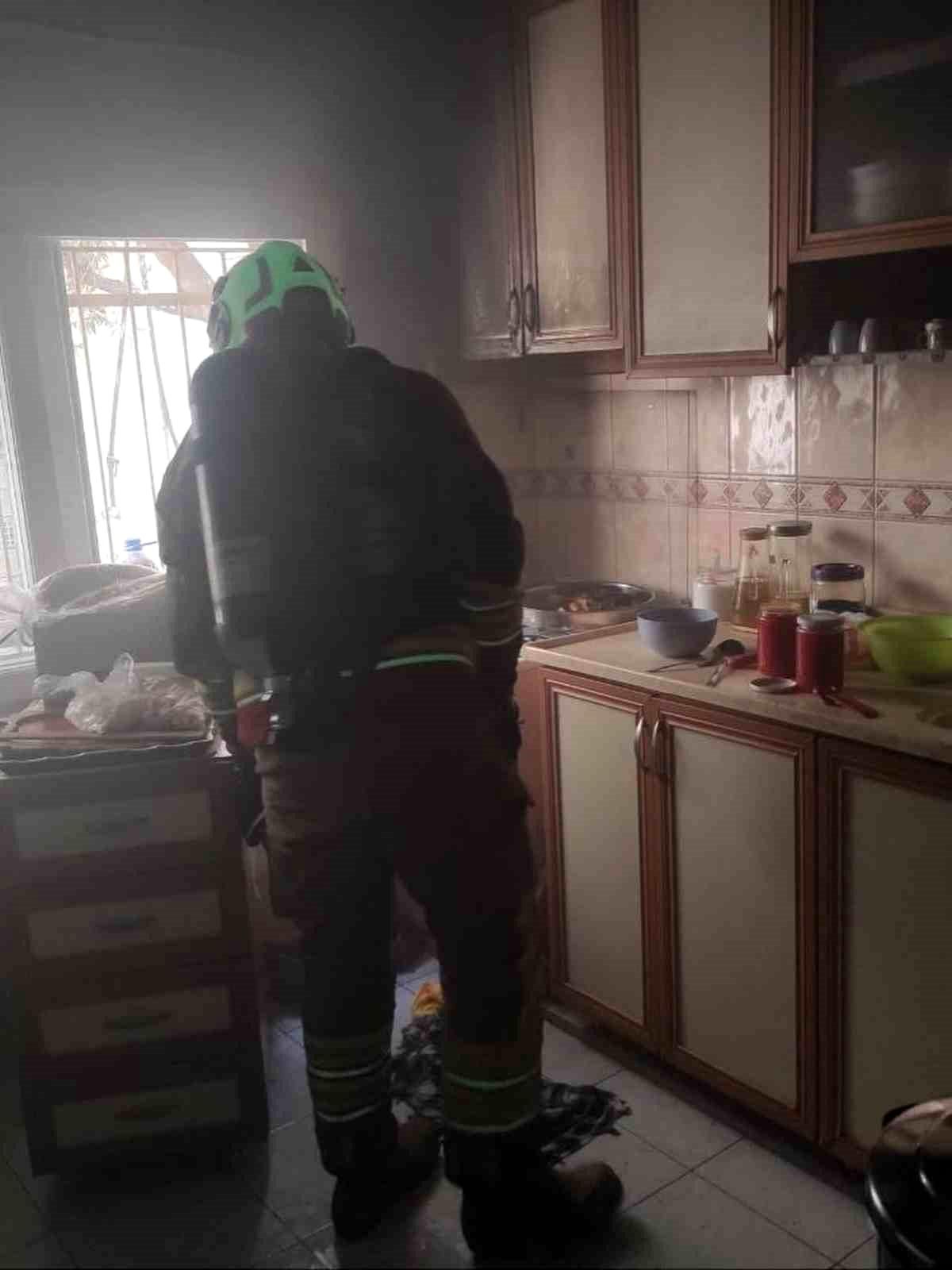 İskenderun\'da ocakta unutulan yemek yangına neden oldu
