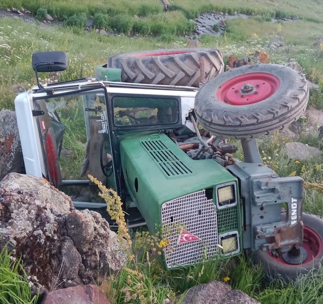 Kars’ta Traktör Devrildi: 2 Yaralı