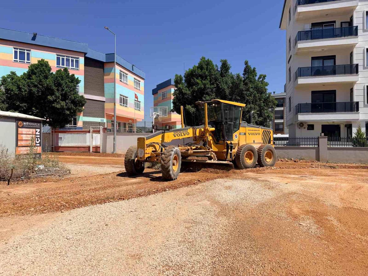 Kepez\'den Demirel Mahallesi\'nde 5 bin 170 metrelik sathi asfalt çalışması