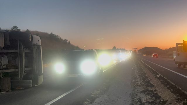 Kırıkkale’de TIR Devrildi, Şoför Yaralandı