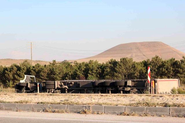 Konya’da Tır Devrildi, Sürücü Yaralandı