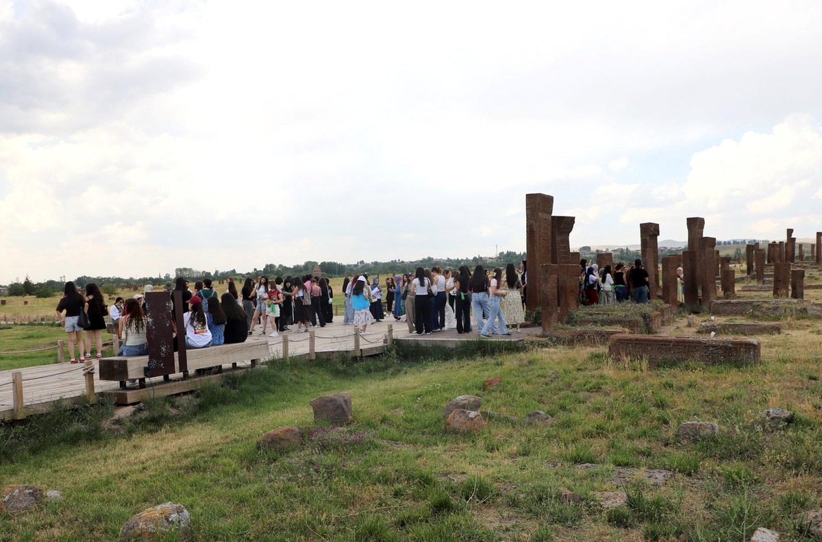 Ahlat Mezarlığı\'na Ziyaretçi Akını