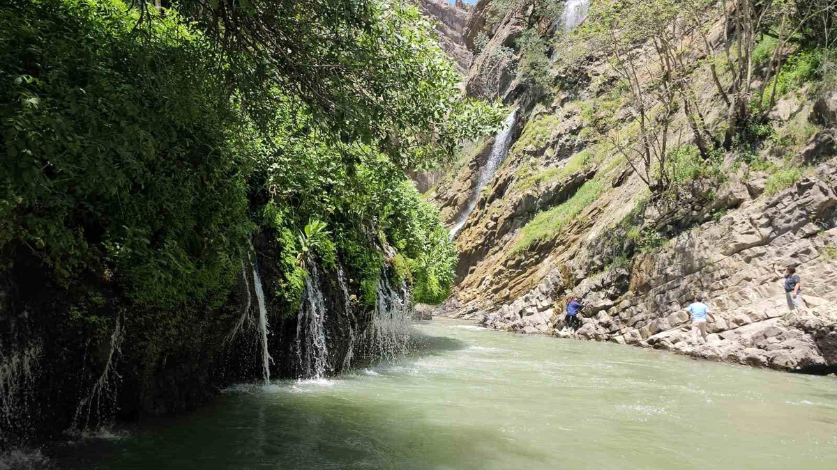 Hakkari\'nin Kaval Şelalesi Sıcaklarda Serinlemek İçin Tercih Ediliyor