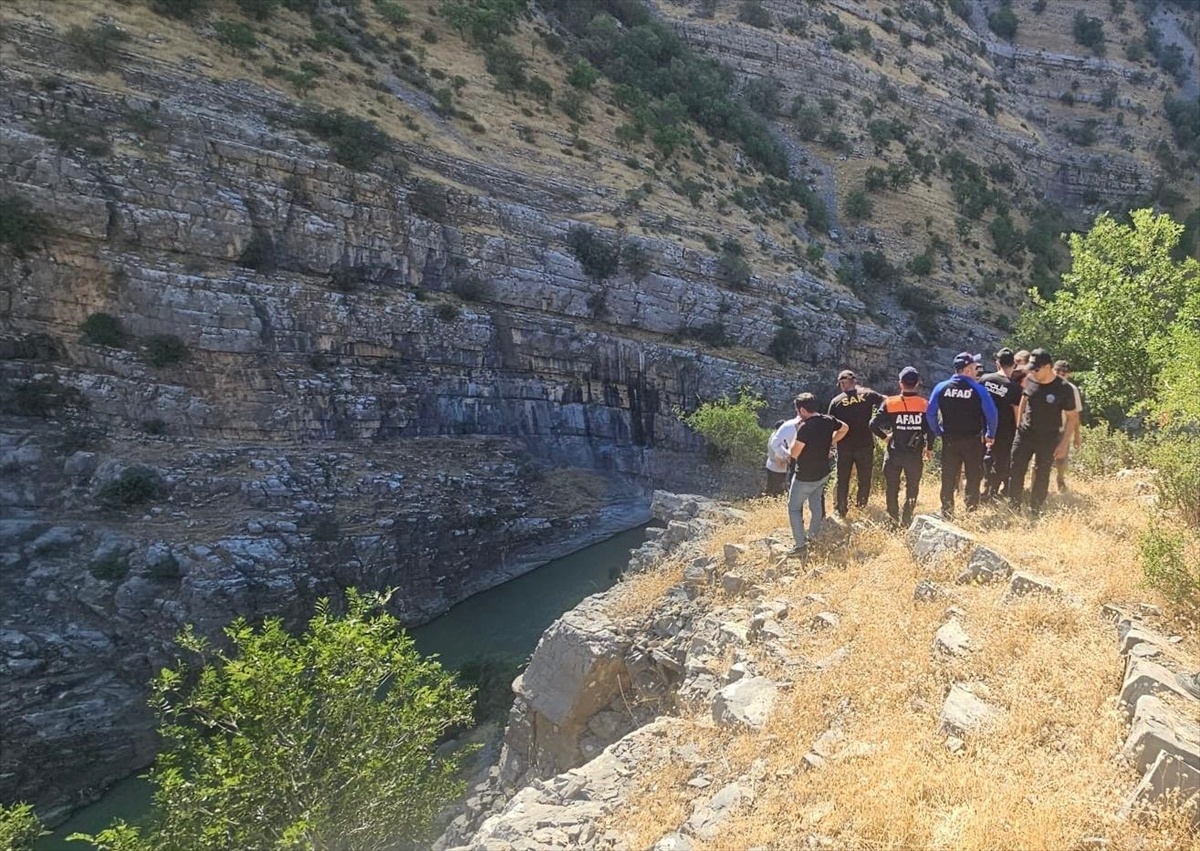 Beytüşşebap\'ta Balık Tutarken Düşen Genç İçin Arama Devam Ediyor