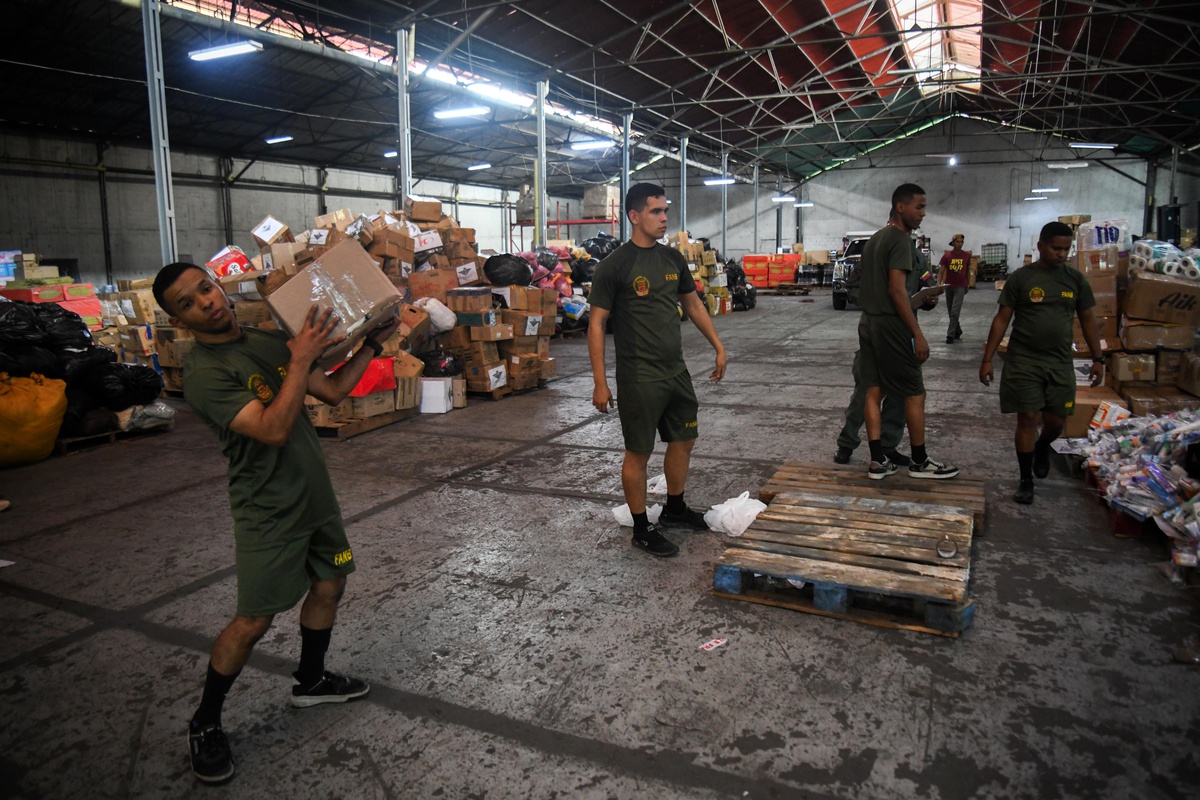 Venezuela\'da Deprem Sonrası Kamplar Kuruldu