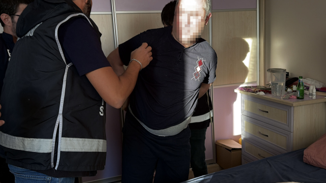 6 yıldır firari olan FETÖ hükümlüsü, çamaşır makinesinin arkasındaki gizli bölmede yakalandı
