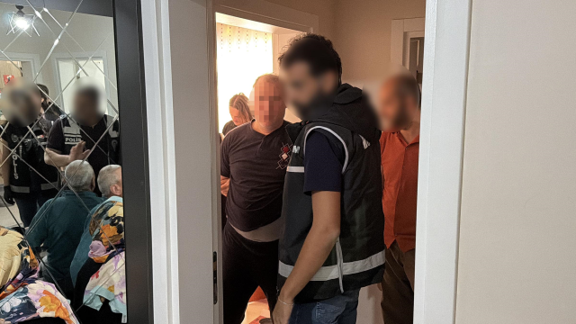 6 yıldır firari olan FETÖ hükümlüsü, çamaşır makinesinin arkasındaki gizli bölmede yakalandı