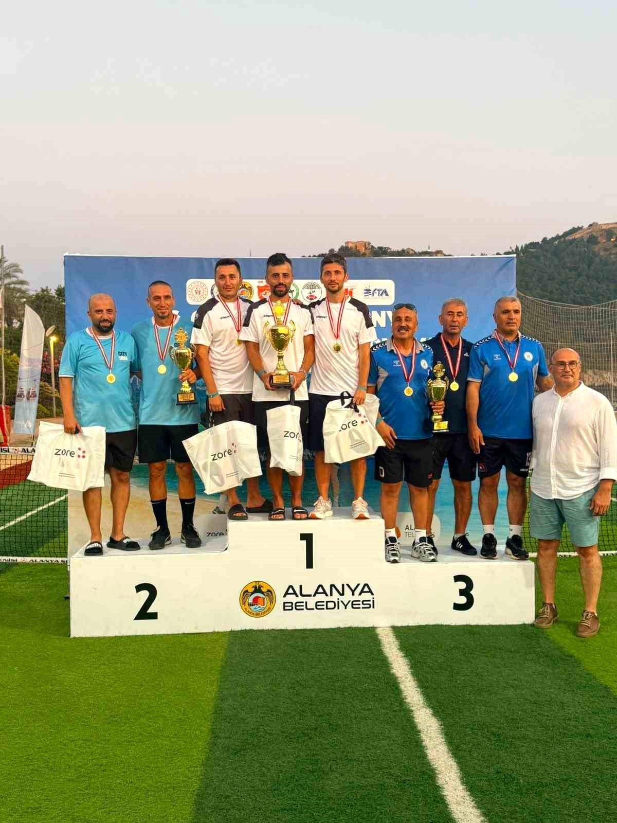 Alanya Futnet\'te zirveyi bırakmadı