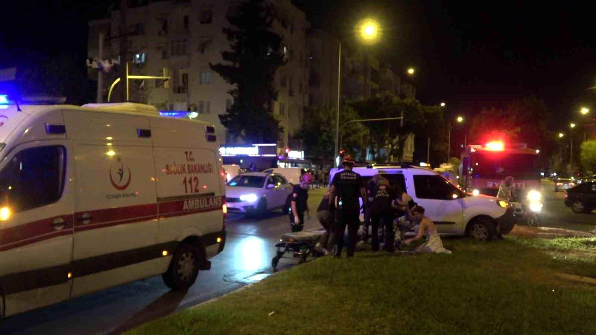 Antalya\'da iki hafif ticari araç kavşakta çarpıştı: 3 yaralı