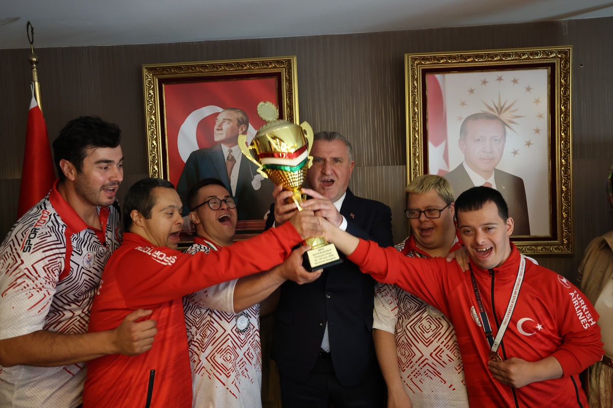 Bakan Bak\'tan özel sporculara madalya kabulü