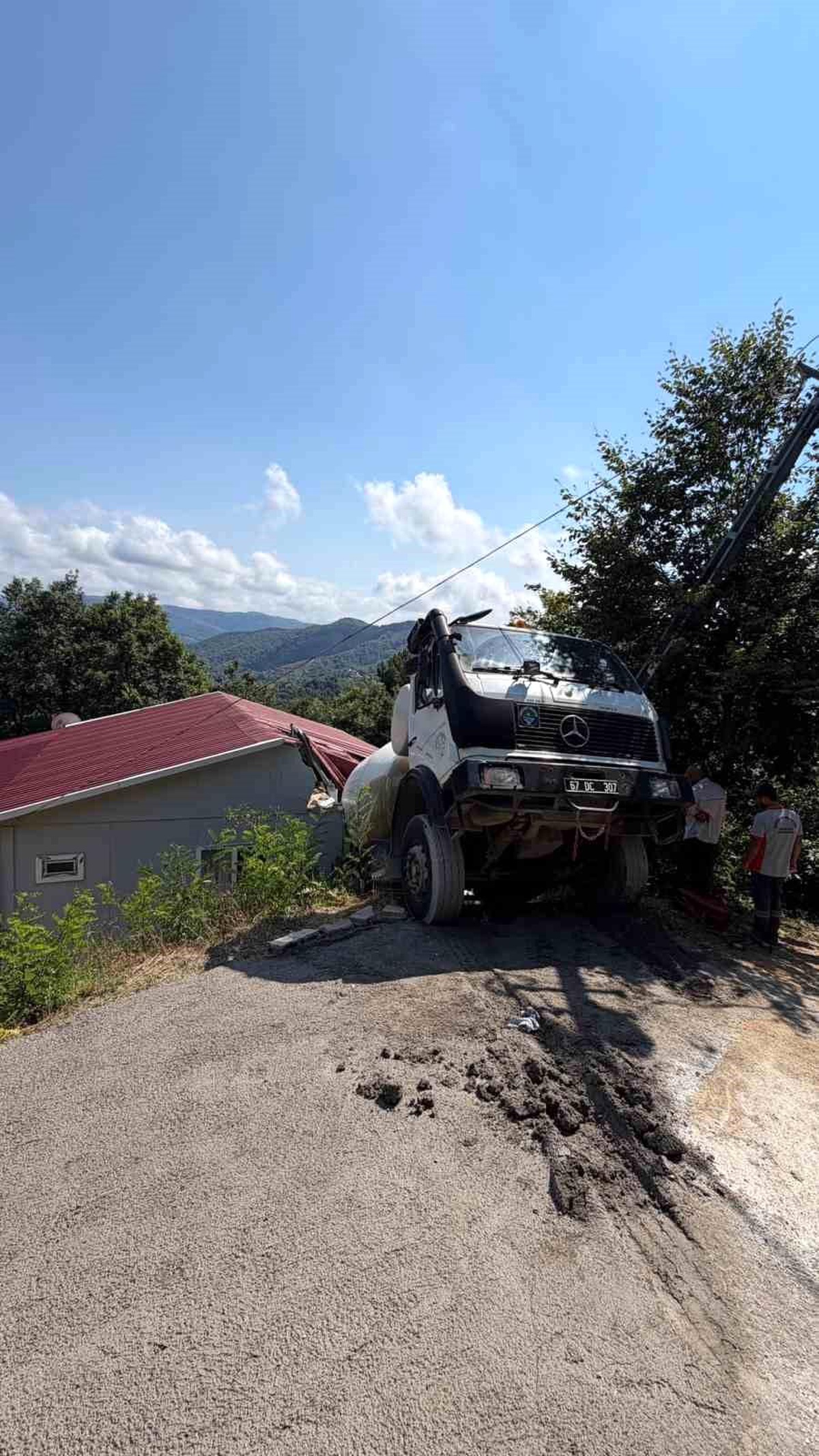 Beton Mikseri Ev Çatısına Düştü!