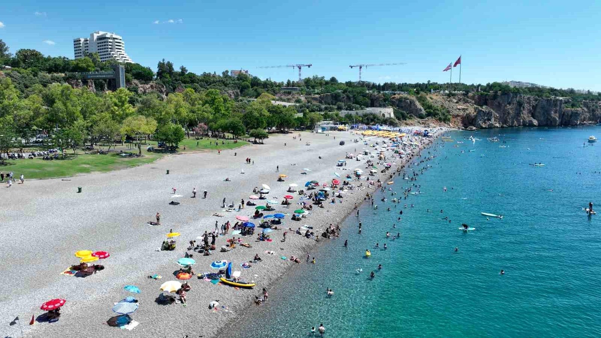 Büyükşehir\'den Konyaaltı Sahili\'nde 7/24 temizlik mesaisi