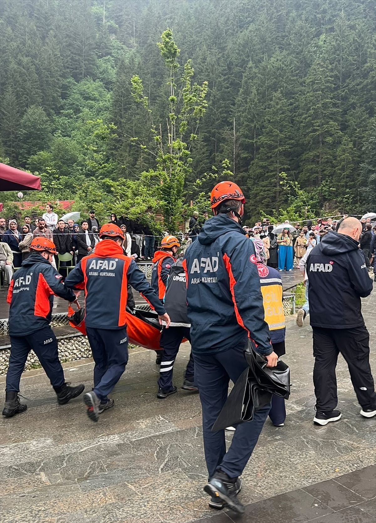 Uzungöl\'de Çanta İçin Suya Giren Genç Hayatını Kaybetti