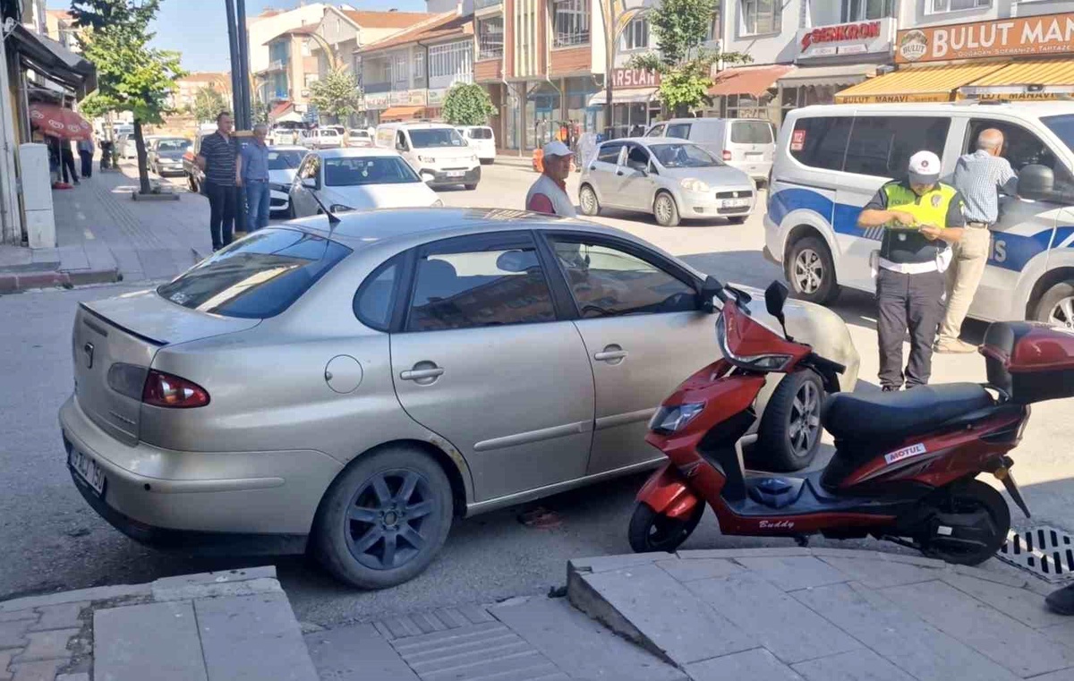 Alaca\'da Motosiklet ile Otomobil Çarpıştı