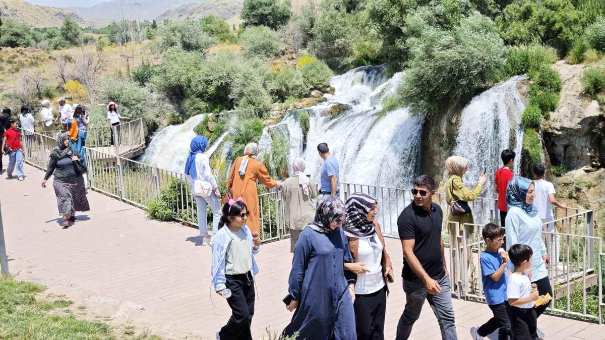 Muradiye Şelalesi\'nde Ziyaretçi Akını