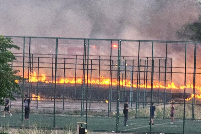 Yangına rağmen futbol oynamaya devam ettiler; o anlar kamerada