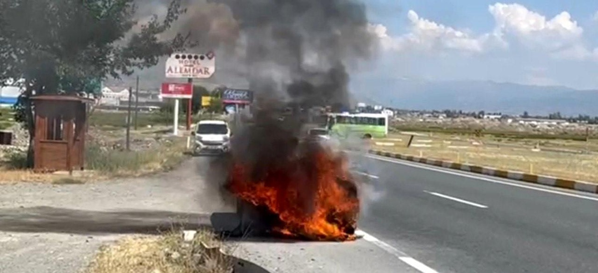 Erzincan\'da Otomobil Yangını