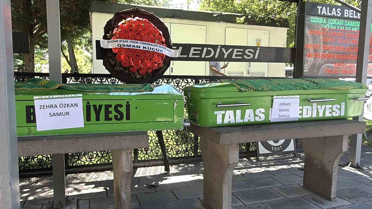 Feci kazada hayatını kaybeden anne ve 8 aylık bebeği yan yana toprağa verildi
