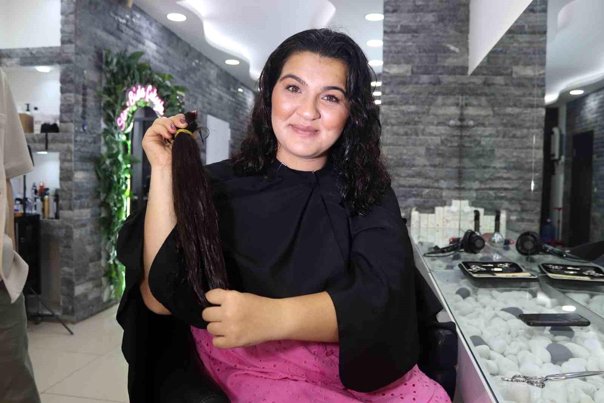 Kadın, Saçlarını Kanserli Çocuklar İçin Bağışladı