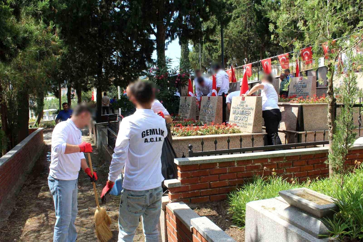 Hükümlüler ve personelden şehitliğe anlamlı ziyaret