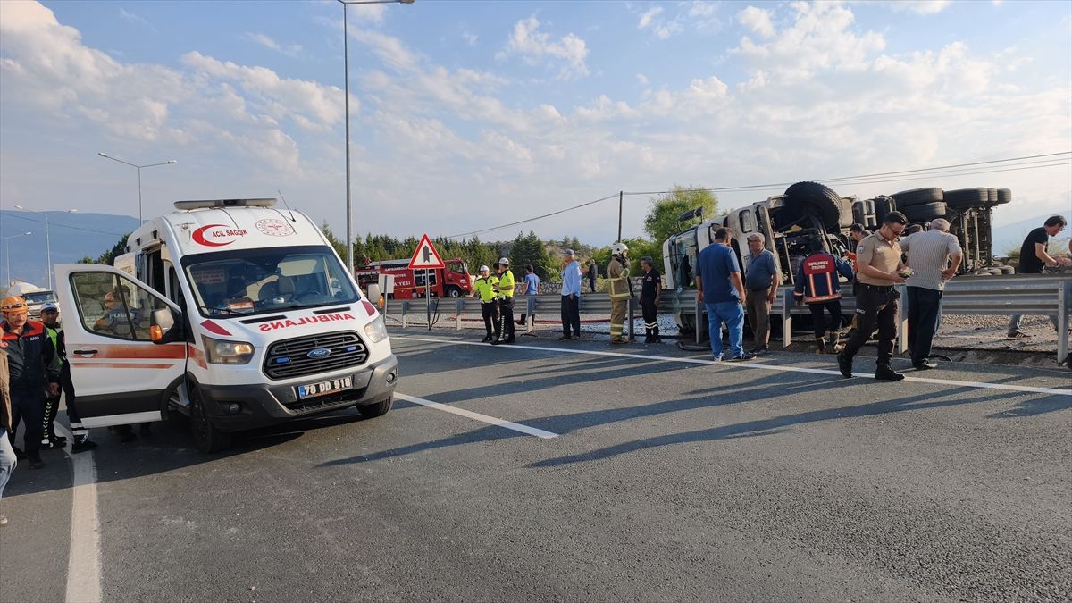 Safranbolu\'da Tır Devrildi: Sürücü Yaralı