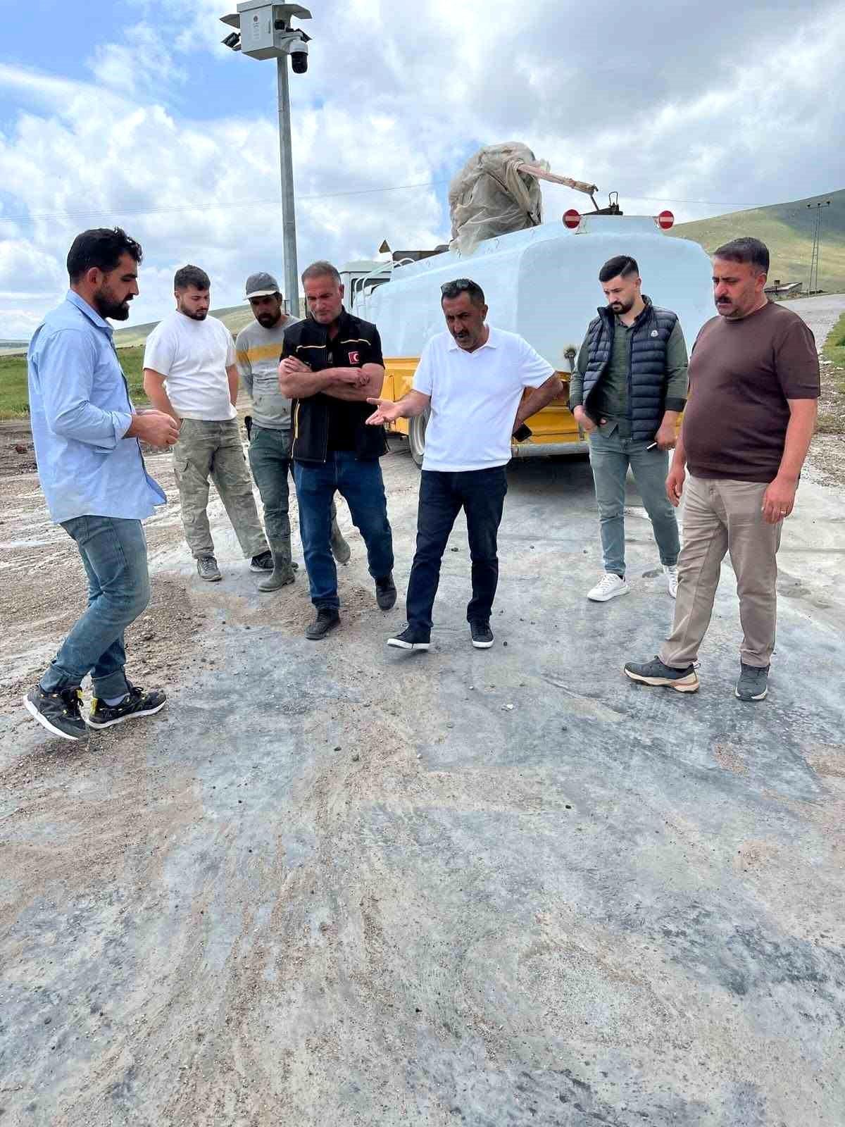 Kars\'ta Kırsal Ulaşım İçin Asfalt Çalışmaları Devam Ediyor