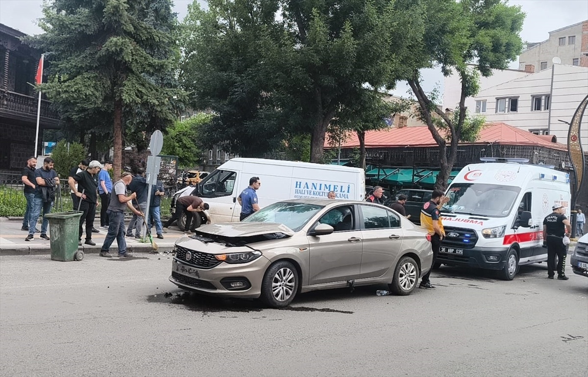 Kars\'ta Trafik Kazası: 3 Yaralı