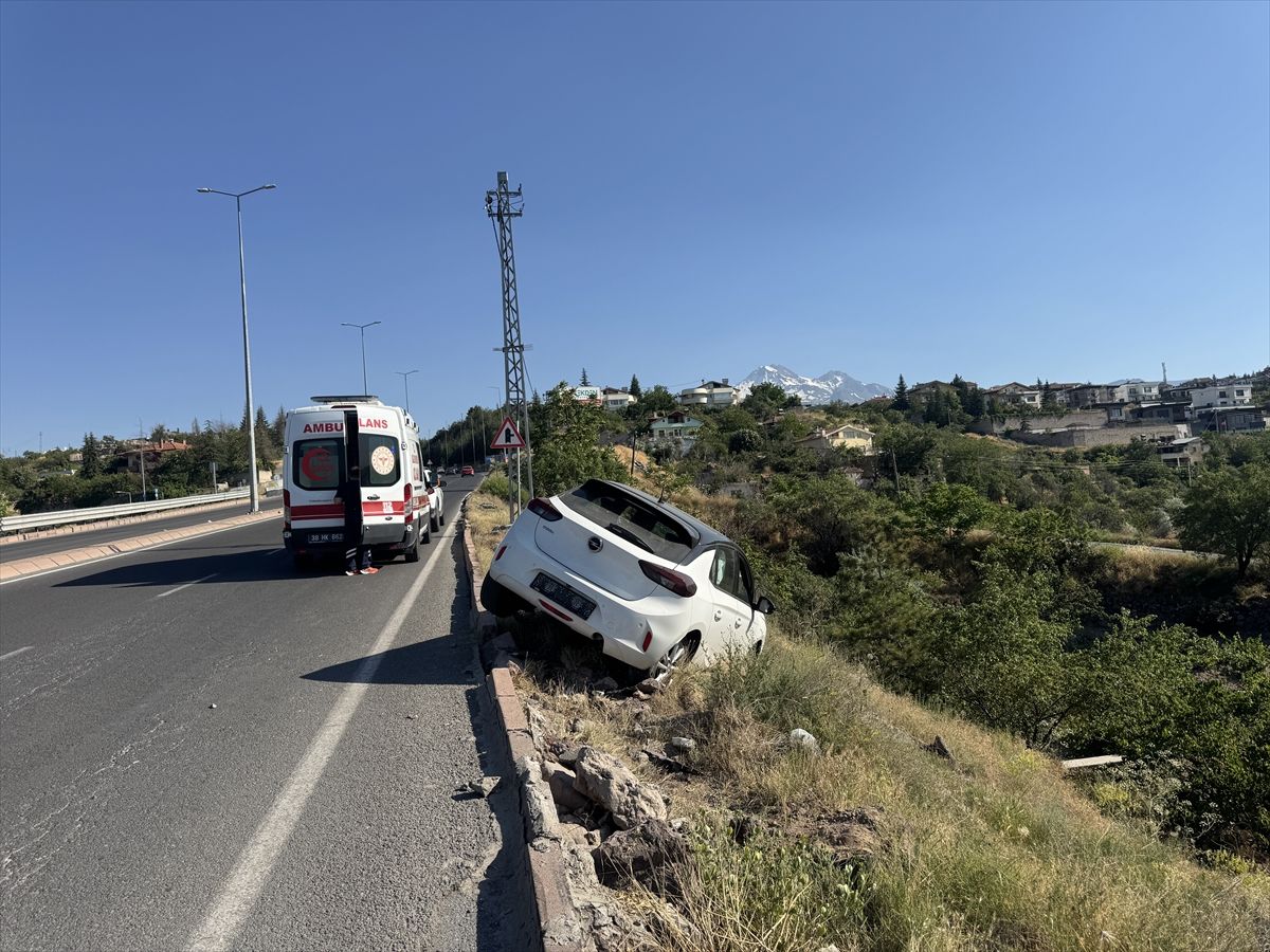 Kayseri\'de Kontrolden Çıkan Araç Askıda Kaldı