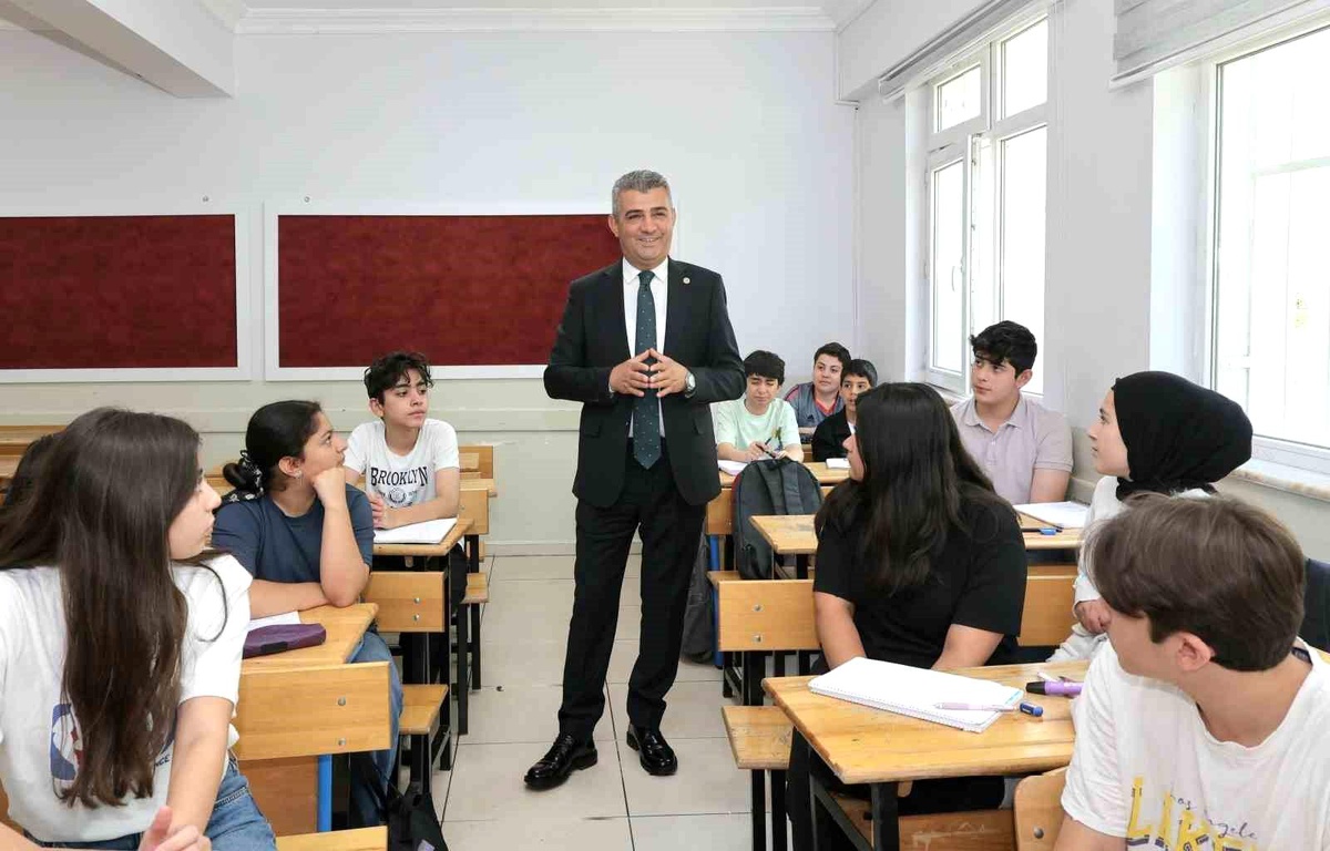 Ekici, Mezun Öğrencilerle Buluştu