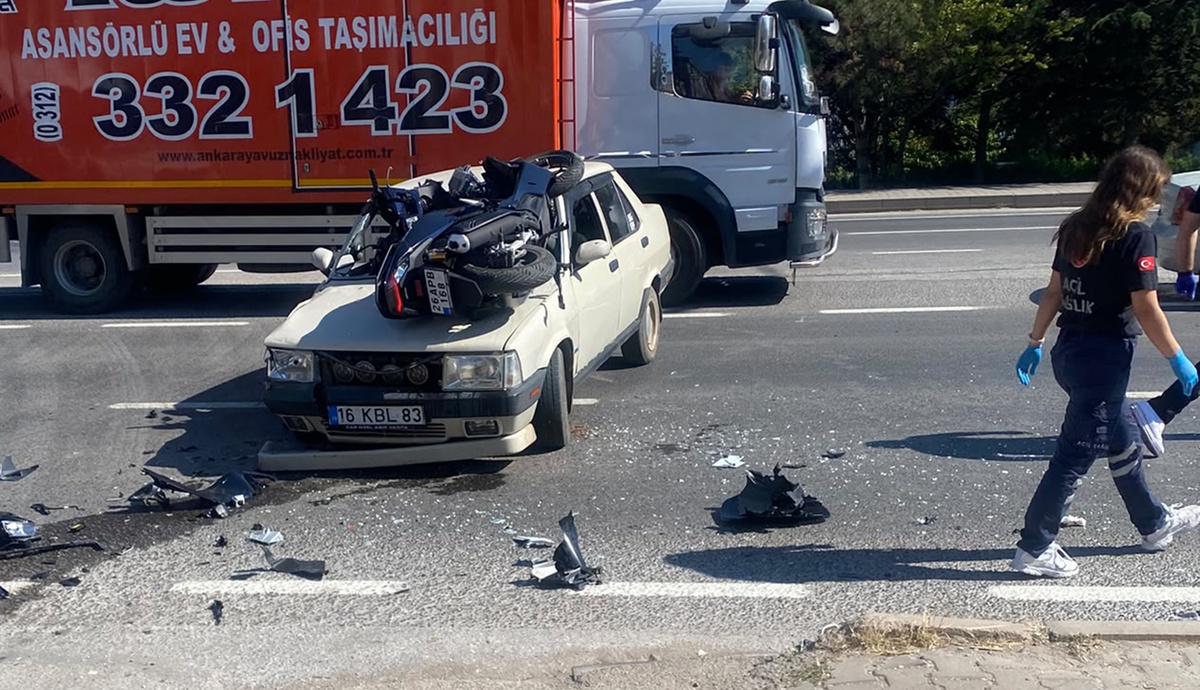Eskişehir\'de Motosiklet-Otomobil Kazası: 3 Yaralı