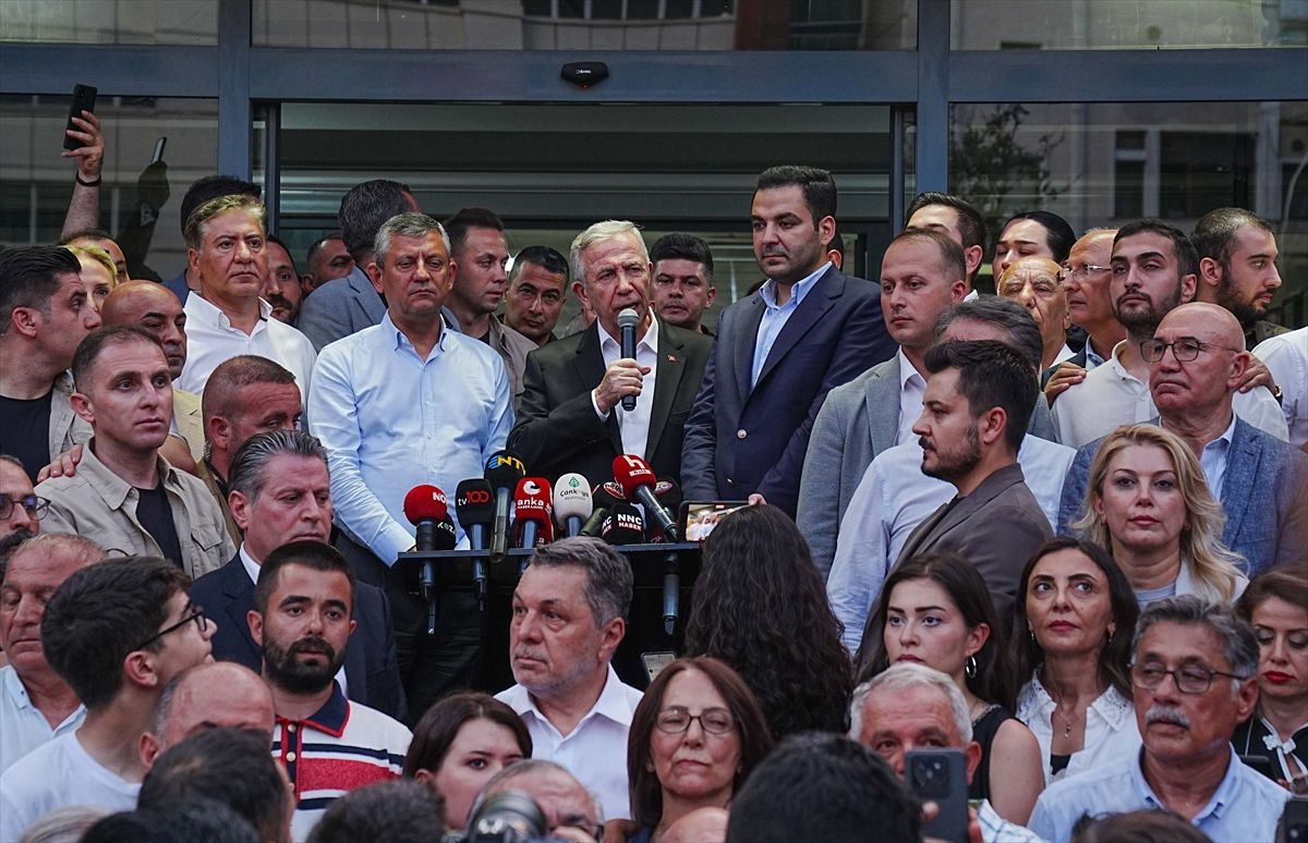 Özgür Özel, Çankaya Belediyesi\'ne Destek İçin Yürüdü