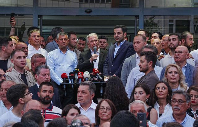 Özgür Özel, Çankaya Belediyesi’ne Destek İçin Yürüdü