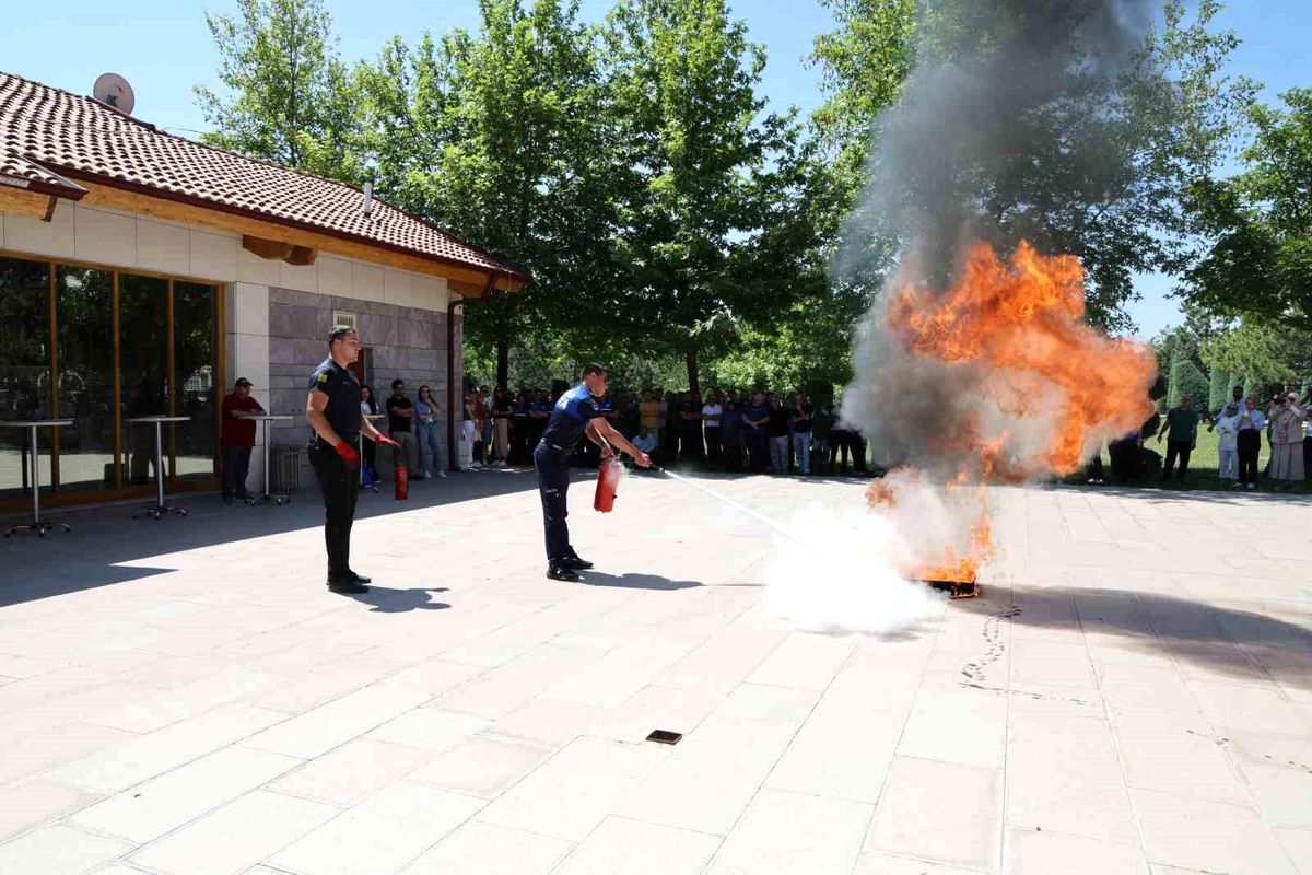 Selçuklu Belediyesi personeline uygulamalı yangın eğitimi verildi