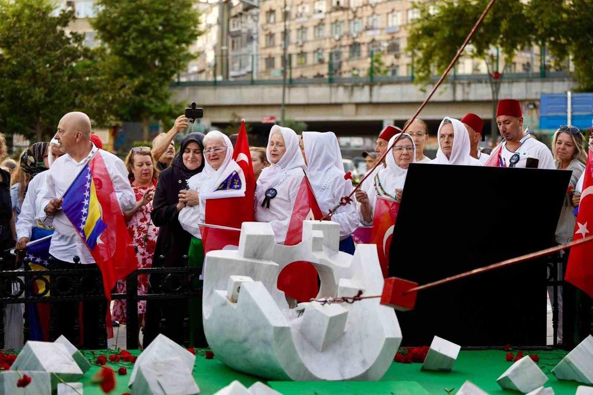 Srebrenitsa Soykırımı şehitleri Kartal\'da karanfillerle anıldı