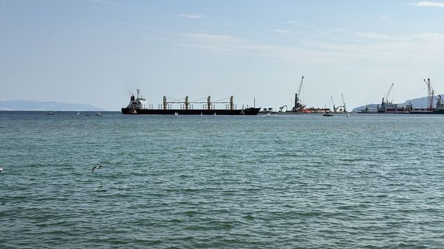 Tekirdağ’da yük gemisi karaya oturdu