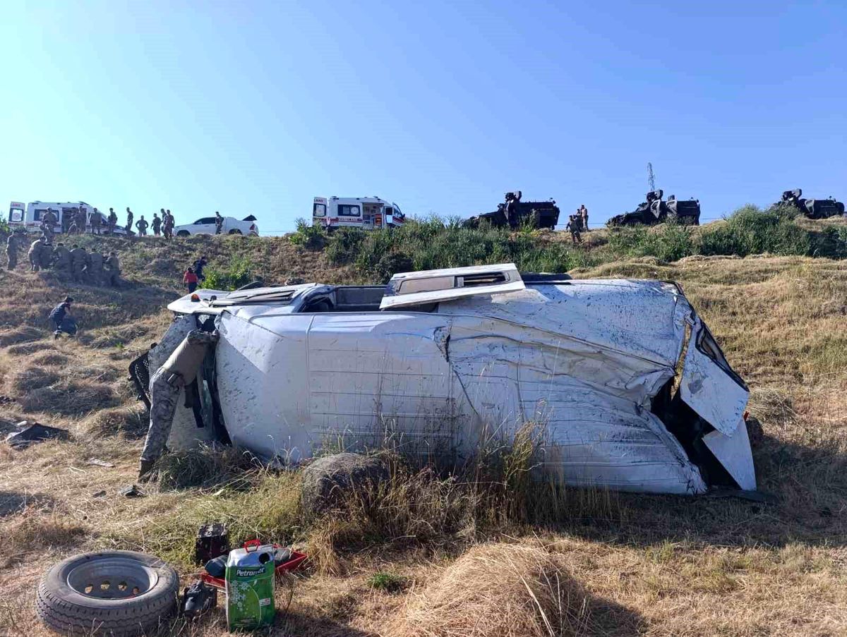Van\'da Minibüs Şarampole Yuvarlandı: 3 Yaralı