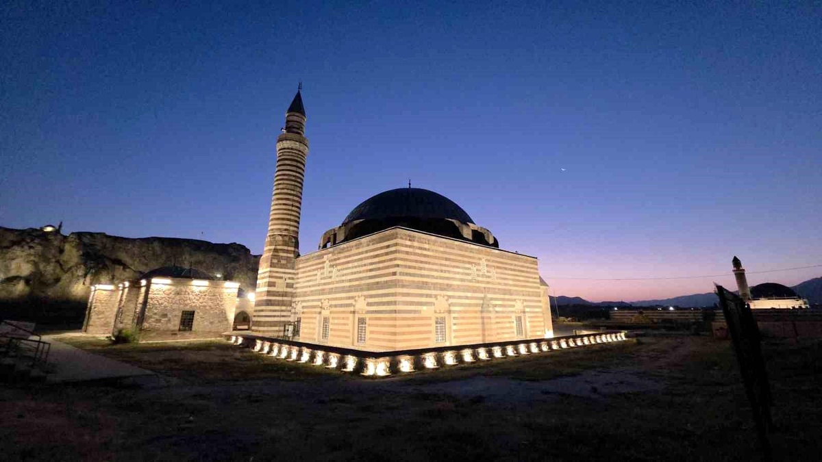 Van\'da Ay ve Mars\'ın Büyüleyici buluşması