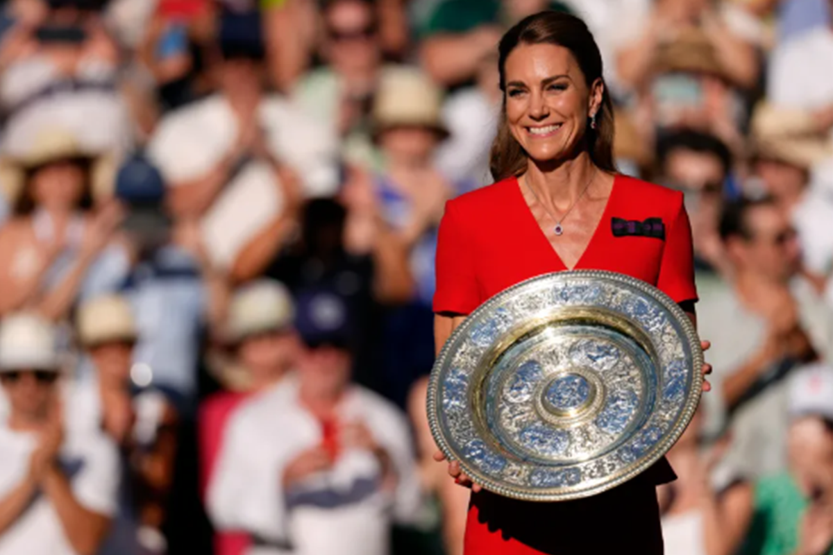 Wimbledon\'da Kate Zarafeti: Kırmızı Elbisesiyle Tüm Bakışları Topladı!