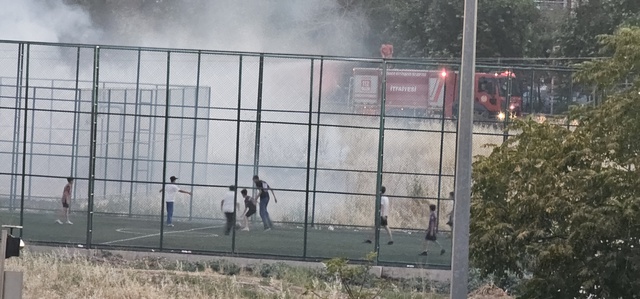 Yangına rağmen futbol oynamaya devam ettiler; o anlar kamerada